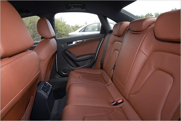 Im Fond gibt es viel Knie-, aber nur wenig Kopffreiheit