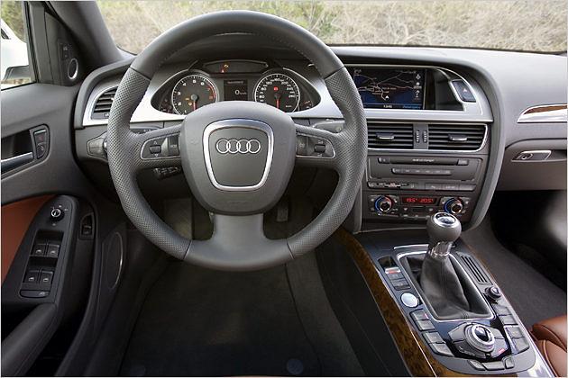 Cockpit mit leicht zum Fahrer geneigter Mittelkonsole