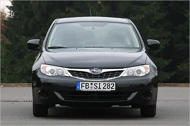 Der flache, breite Kühlergrill verleiht dem Impreza ein sympathisches Gesicht