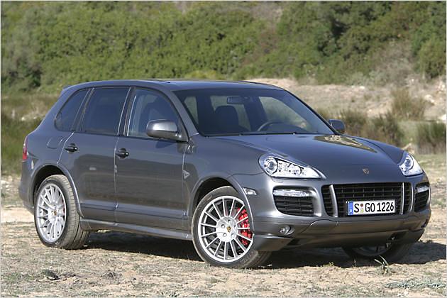 Die Bremssättel der Sechskolben-Anlage sind rot lackiert