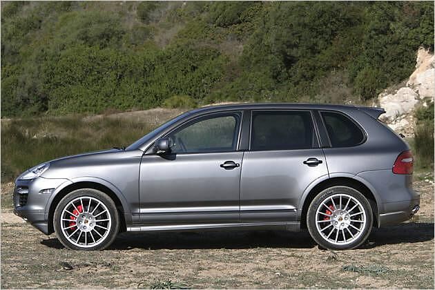 In der Seitenansicht fallen vor allem die serienmäßigen 21-Zoll-Felgen auf