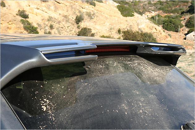 Der Doppelflügelspoiler gehört zur Serienausstattung