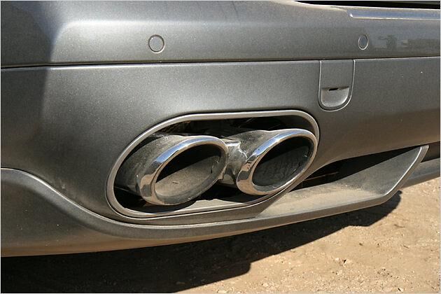 Die Doppelendrohre am Heck sind verchromt