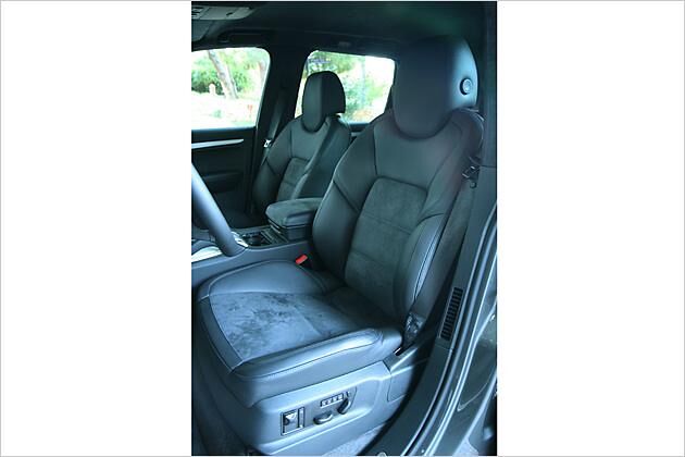 Die bequemen Sportsitze lassen sich zwölffach elektrisch verstellen