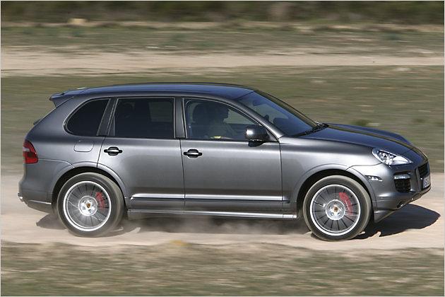 Dank Luftfederung lässt sich der GTS auch auf unbefestigten Straßen flott bewegen