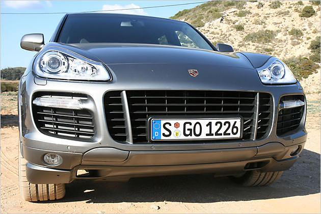 Der Bugteil mit den großen Lufteinlässen nimmt Anleihen beim Cayenne Turbo