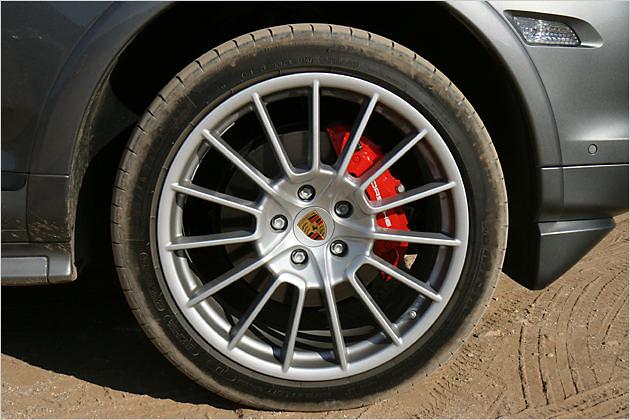 Größer geht nicht: Auf den 21-Zoll-Felgen sind 295er-Reifen aufgezogen