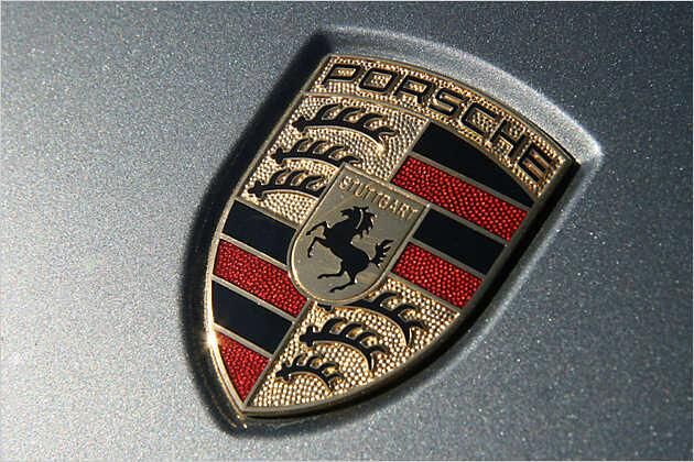 Das Porsche-Wappen auf der Haube bürgt für sportliche Fahreigenschaften