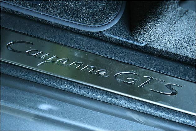 Ein Cayenne-GTS-Schriftzug ziert die Einstiegsleisten aus Stahl