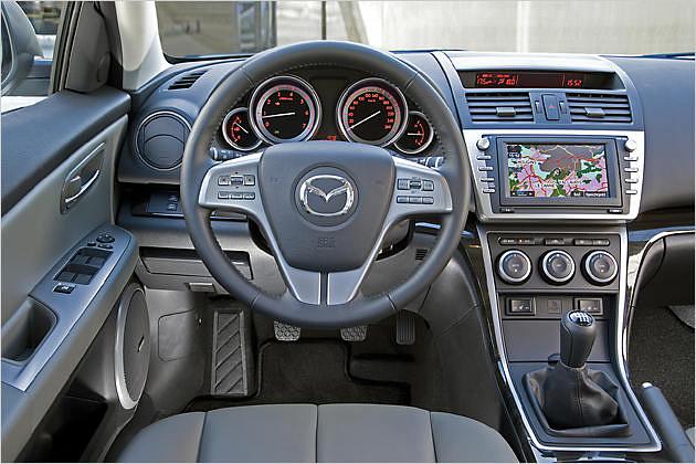 Einfache Multifunktionsbedienung: Das Lenkrad des neuen Mazda 6