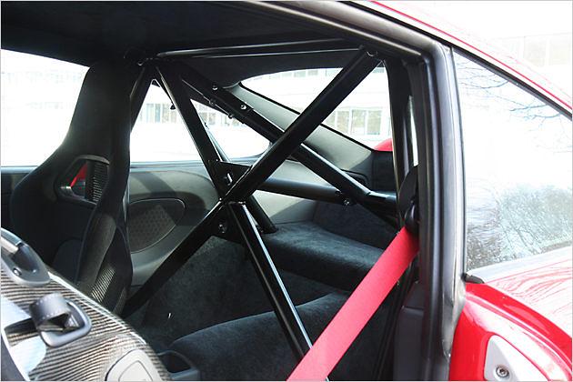 Der Überrollkäfig versteift die Karosserie und schützt die Insassen bei Unfällen