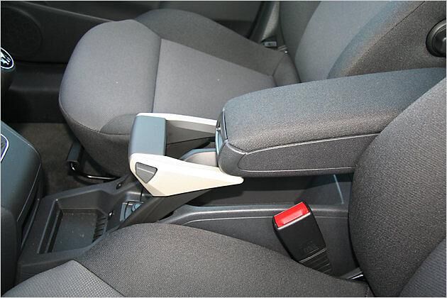 Die hell abgesetzte Handbremse ist geformt wie der Schubhebel im Jet