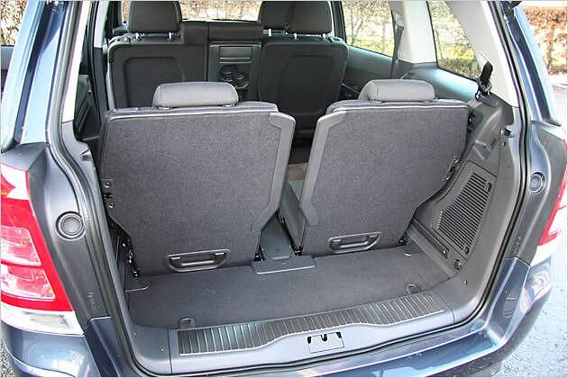 Danach bleibt allerdings kaum mehr Kofferraum  nur 140 Liter