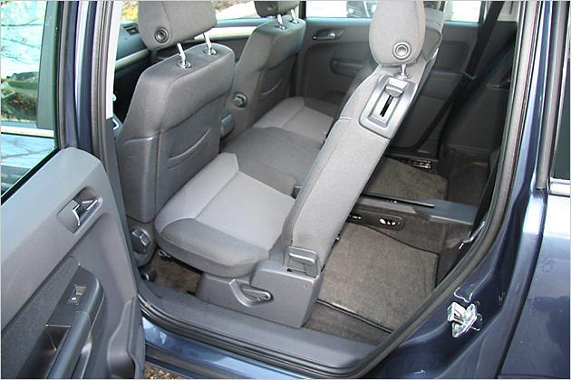 Bei der zweiten Reihe können nun die Sitzpolster wieder nach unten geklappt werden