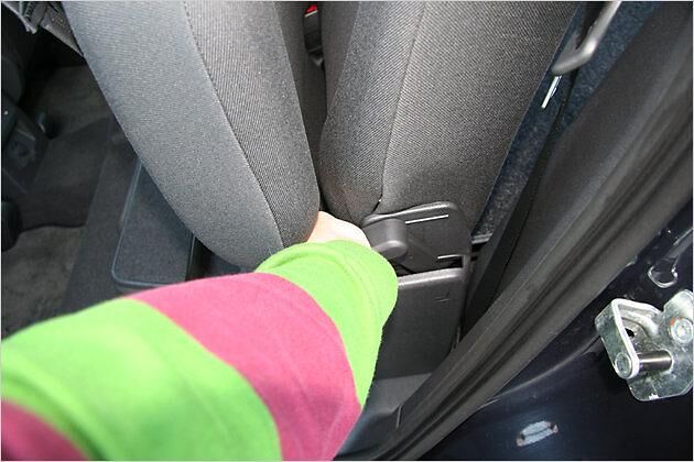 Mit einem zweiten Hebel lässt sich die Rückbank dann verschieben