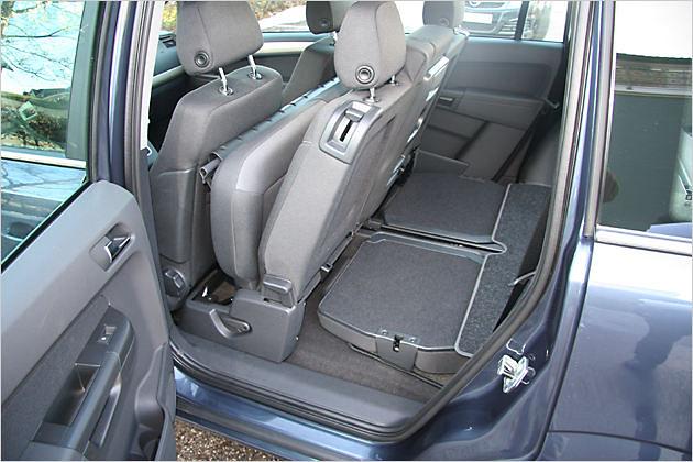 Ganz nach vorn geschoben, ist die zweite Sitzreihe aus dem Weg