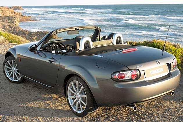 Das Windschott zwischen den Bügeln hinter den Sitzen hätte größer ausfallen können