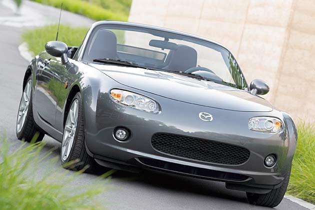 Unter der Haube arbeitet wahlweise ein 1,8-Liter- oder ein 2,0-Liter-Motor