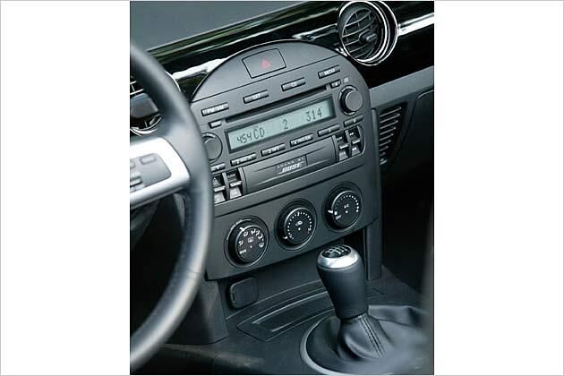 Bedienfeld für das Bose-Soundsystem und die Klimaanlage. Knuffig: Der Schalthebel