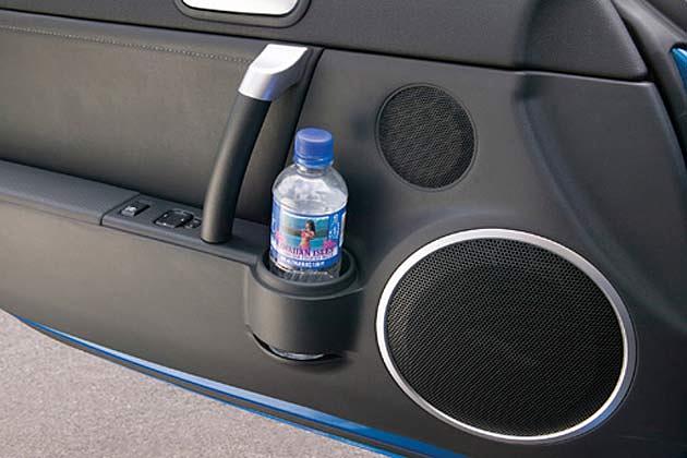 Stilsicher: Spezieltieftöner von Bose und Halterung für Getränkeflaschen