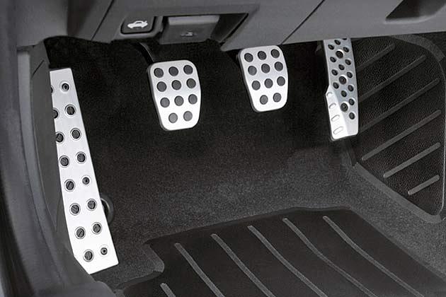 Alu-Pedalerie serienmäßig