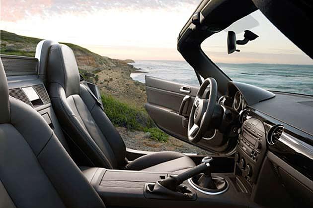 Sportlich und bequeme Schalensitze mit gutem Seitenhalt in schnell gefahrenen Kurven