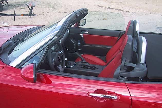 Außen und innen rot: Mazda MX-5 Sondermodell 3rd Generation