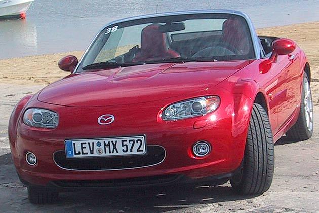 Erkennungszeichen des Sondermodells: Chromumrandete Windschutzscheibe