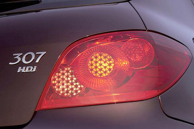 Die Heckleuchten zeigen sich nun im LED-Design