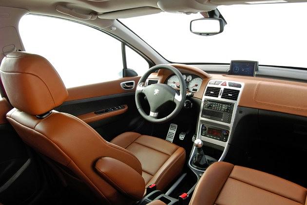 Lederausstattung, Alupedale und weiß hinterlegte Instrumente sind beim Platinum Serie