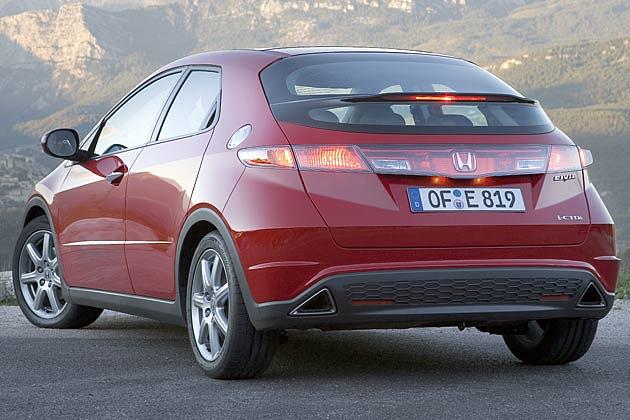 Auffällig: Zwei dreieckige Auspuffrohre mit Wabengitter dazwischen