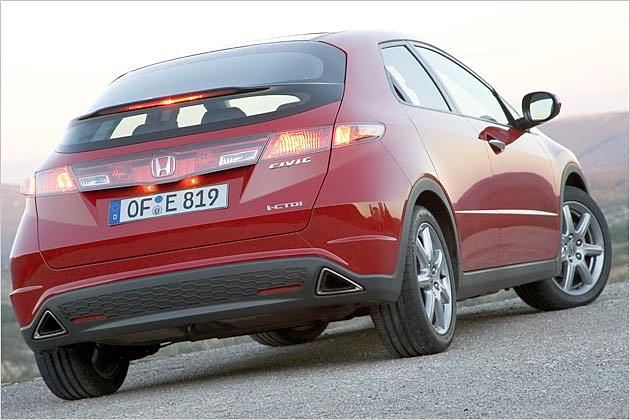 Der kleine Heckspoiler teilt das Rückfenster in zwei Teile