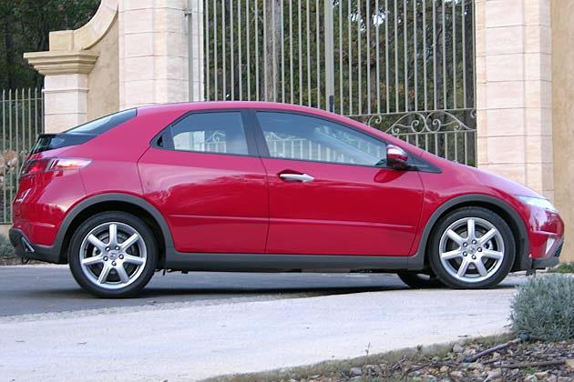 Die von vorn nach hinten ansteigende Gürtellinie vermittelt Dynamik