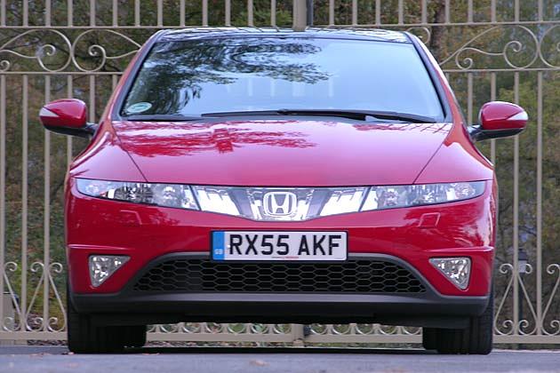 Vor allem das durchgezogene Klarglasband bewirkt die Raumgleiter-Optik