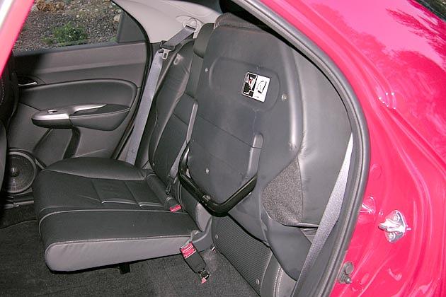 Raffiniert und doch einfach: Die Sitzflächen lassen sich hochklappen