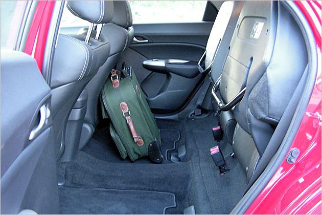 Hinter den Vordersitzen entsteht ein zusätzlicher Stauraum mit großer Höhe