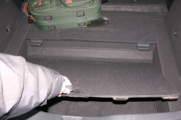 Zusätzlicher Stauraum verbirgt sich unter einer absenkbaren Klappe