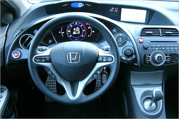 Auch im Innenraum darf man sich wie ein Astronaut fühlen