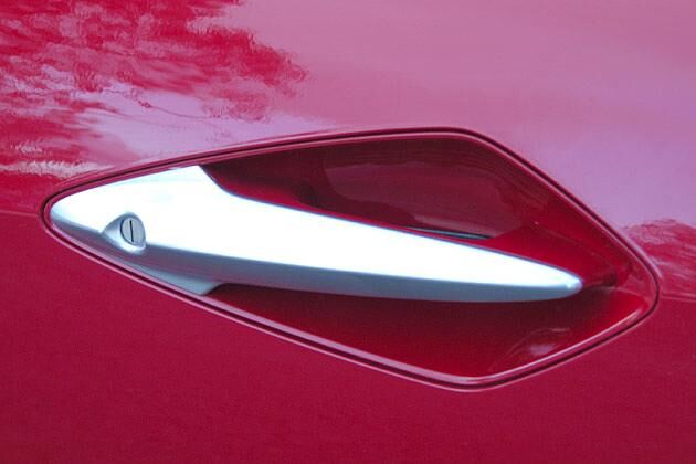 Die Griffe der Vordertüren sind eigenständig und schön gestaltet