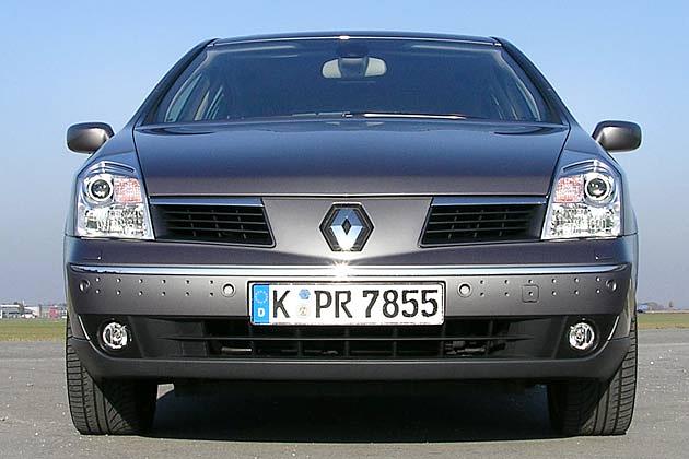 Stolz prangt das Markenzeichen von Renault in der Mitte des zweigeteilten Kühlergrills