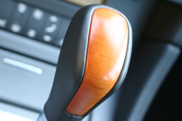 Handschmeichler: Der Gangwahlhebel mit Leder und edlem Holz