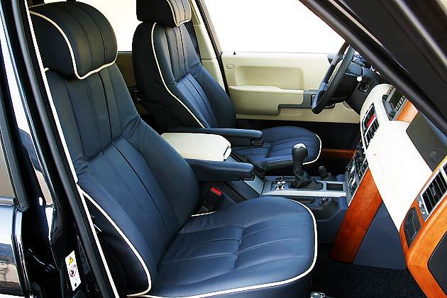 Oxford-Leder und massives Kirschholz: Da kann man direkt fühlen, wo das viele Geld geblieben ist