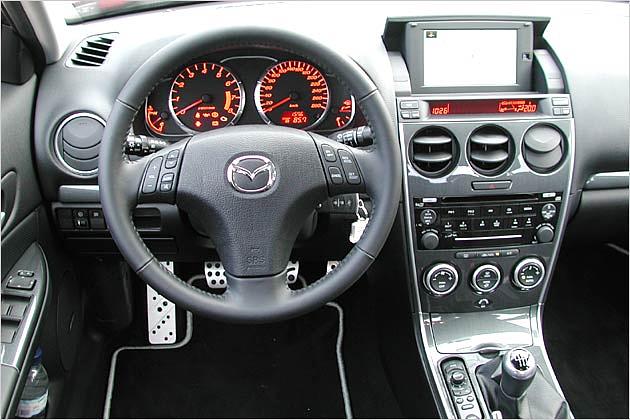 Rote Zahlen auf schwarzem Grund und ein Tacho, der bis 280 km/h reicht