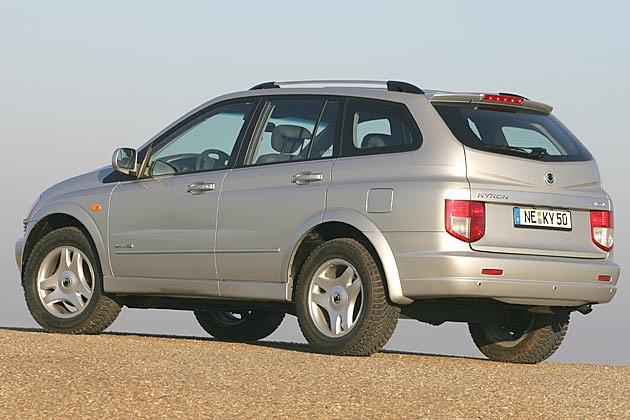 Markant ist die von vorne nach hinten aufsteigende Schulterlinie