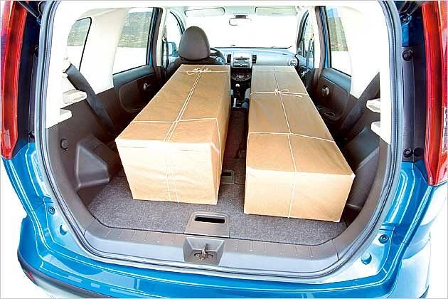 Durch die serienmäßig umklappbare Beifahrersitzlehne lassen sich auch lange Pakete verstauen