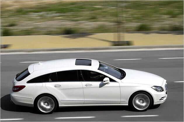 Mit knapp 4,96 Meter ist der Shooting Brake eineinhalb Zentimeter länger als der viertürige CLS