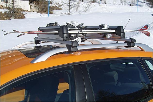 Praktisch: Serienmäßige Dachreling, hier mit Skiträger bestückt