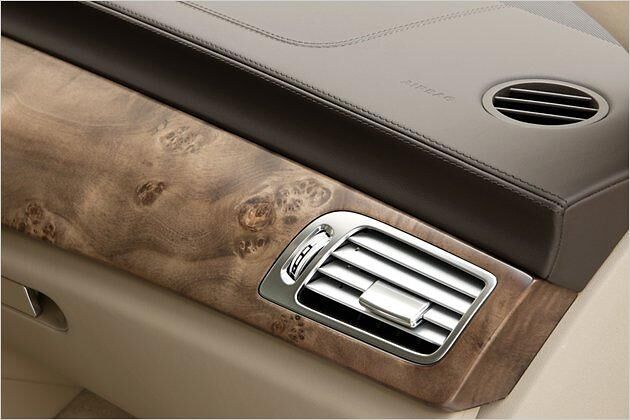 Die Oberfläche des Armaturenbretts ist mit Leder bezogen