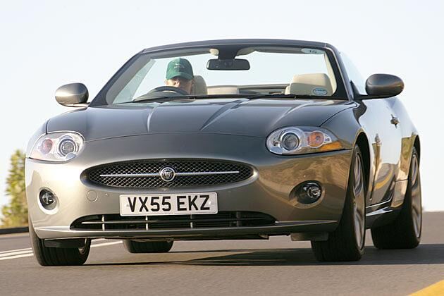 Lange Schnauze und ovaler Lufteinlass wie beim legendären E-Type: Jaguar XK Cabriolet