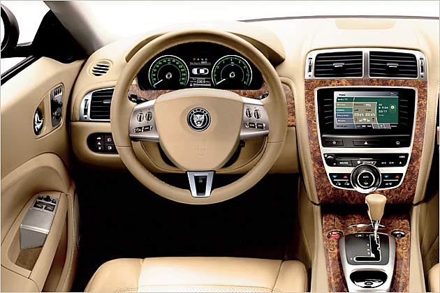 Holz und Leder in aufgeräumtem Design mit britisch perfekter Verarbeitung